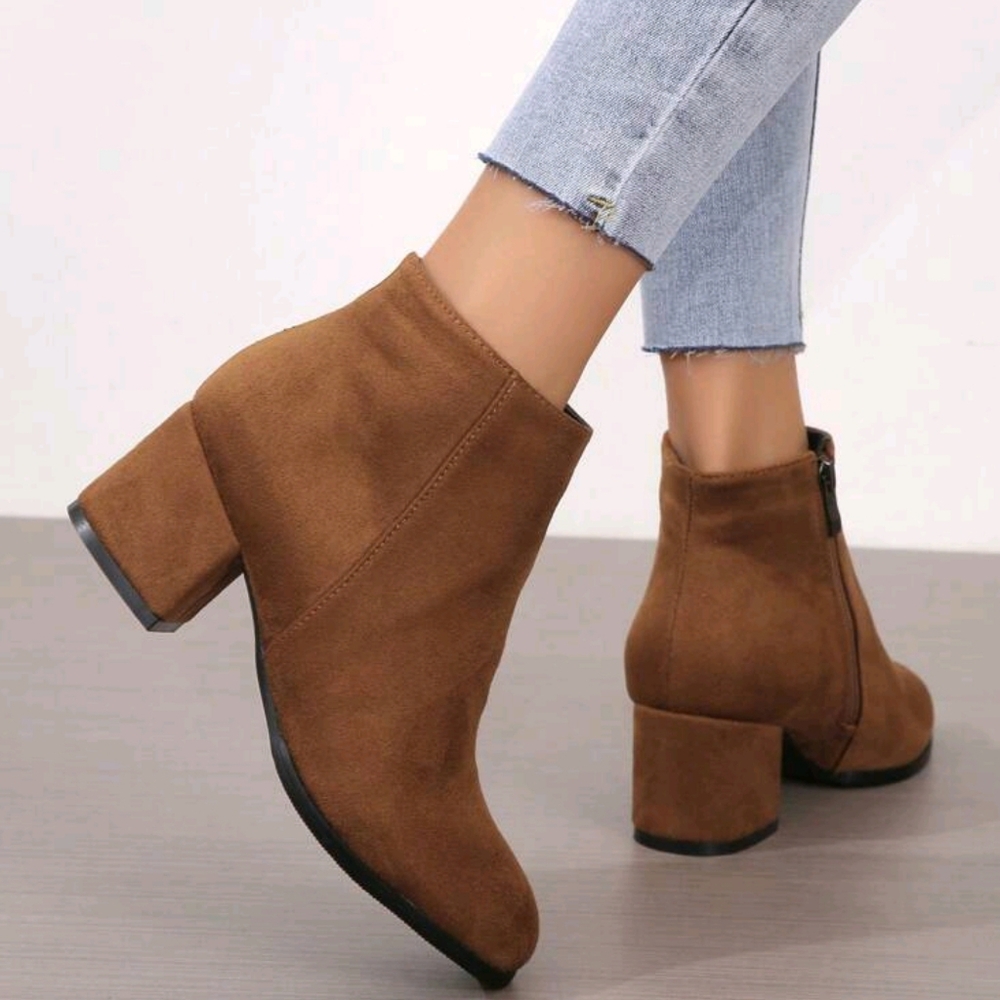 Fashionable Boots - Picture 3 of 6